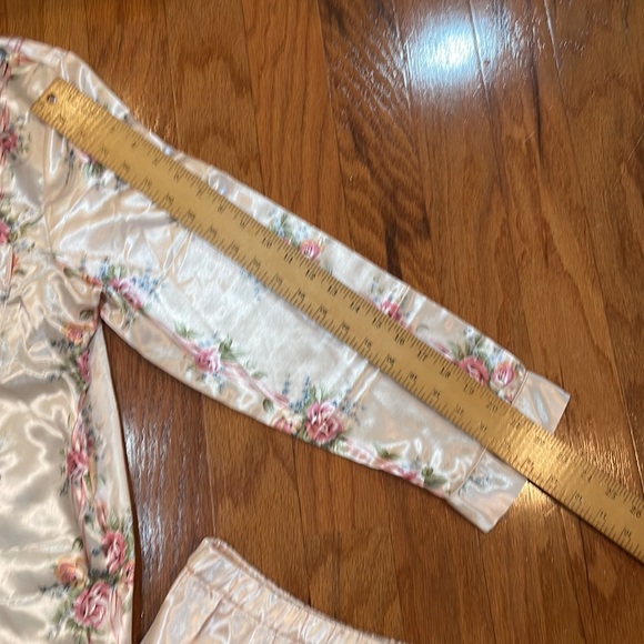 Rosa’s Closet Women Pajama Set Size Medium Pink Floral top solid pants Buttons - Picture 5 of 13